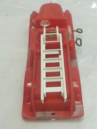 VINTAGE 50 ' s SAUNDERS FIRE ENGINE DOUBLE WIND UP PLASTIC TOY TRUCK - 3