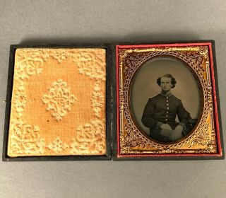 1/6 PLATE AMBROTYPE OF YOUNG CIVIL WAR UNION SOLDIER,  GOLD - PAINTED BUTTONS 2