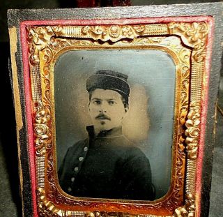 1/9th.  P.  Tintype Civil War Union Soldier In Half Case.