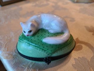 Vintage Limoges Oval Trinket Box White Cat On Pillow Handpainted (peint Main)