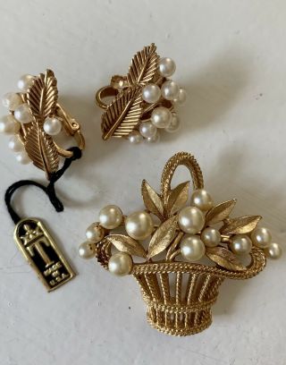 Vintage Crown Trifari Gold Tone Basket Brooch Pin And Earrings With Faux Pearls
