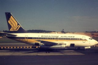 35mm Colour Slide Of Singapore Airlines Boeing 737 - 112 9v - Bfd In 1975