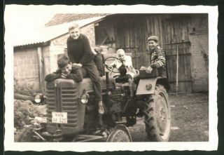 Fotografie Traktor Faun,  Kinder Spielen Auf Einem Schlepper