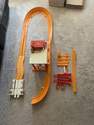 1969 Vintage Hot Wheels Tune - Up Tower W/ Speed Brake And Curved Double Track