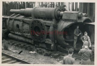 Wwii Photo - Us Gis & Captured German Schwerer Gustav /dora Railway Gun - 2
