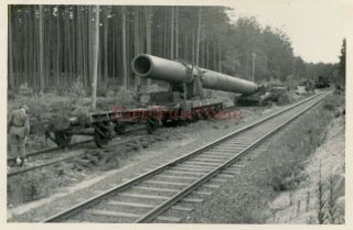 Wwii Photo - Us Gis & Captured German Schwerer Gustav /dora Railway Gun - 1