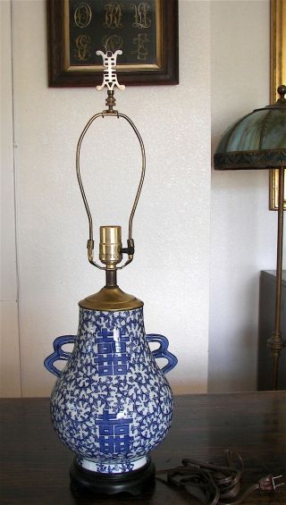 Vintage Chinese Blue & White Porcelain Vase Wood Base Table Lamp W/ Finial