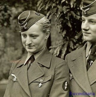 Port.  Photo: Rare Cute Female Wehrmacht Blitzmädel Helferin Girls Gather (2)