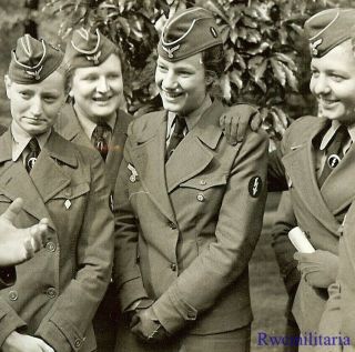 Port.  Photo: Rare Cute Female Wehrmacht Blitzmädel Helferin Girls Gather (1)