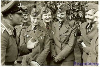 Port.  Photo: RARE Cute Female Wehrmacht Blitzmädel Helferin Girls Gather (1) 2