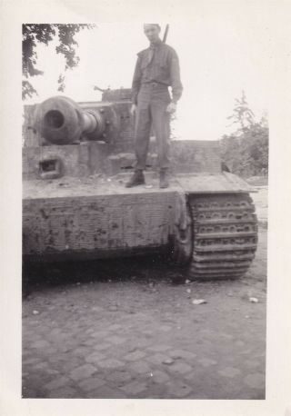 Wwii Snapshot Photo American Gi On Captured Ko German Tiger I Tank 19