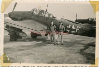 Wwii Photo - Us Gis W/ Captured German Junkers Ju 87 Dive Bomber Plane (fh)