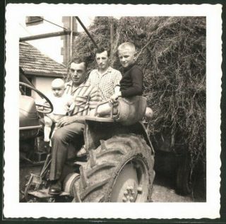Fotografie Traktor,  Bauernfamilie 3 Generationen Auf Dem Schlepper