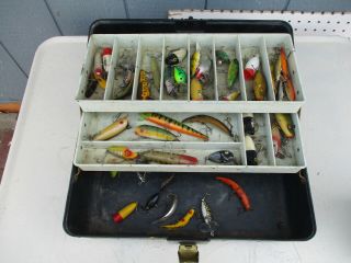 Vintage Tackle Box With 42 Pike Walleye Muskie Fishing Plugs Flatfish Rapalas