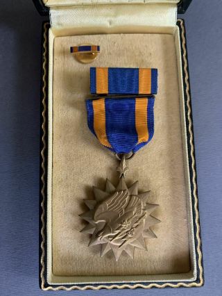 Wwii U.  S.  Navy/marine Corps Air Medal & Ribbon In Short Black Leatherette Case