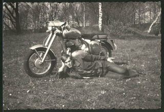 Fotografie Motorrad Jawa 350,  Bursche Neben Krad Sitzend