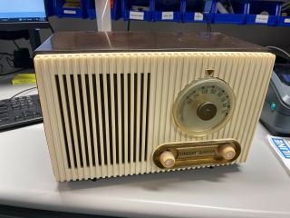 Vintage Stewart Warner 9152 - C Am Tube Radio White Brown Bakelite Case