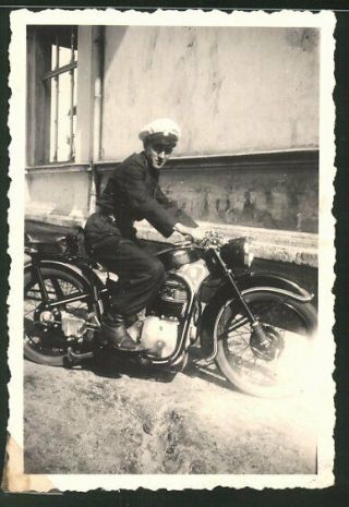 Fotografie Motorrad Bmw R35,  Fahrer In Uniform Auf Krad Sitzend