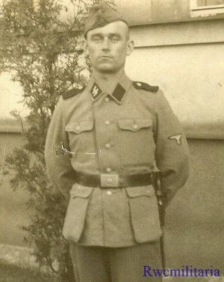 Port.  Photo: Rare Outdoor Pic German Elite Waffen Mann Soldier Posed In Yard