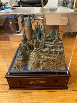 Harry Potter Hogwarts Castle Diorama Exclusive In Acrylic Case With Blu - Ray Case