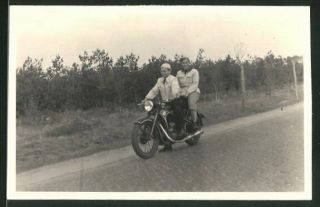 Fotografie Motorrad Emw - R35,  Glückliches Paar Fährt Gemeinsam Auf Krad
