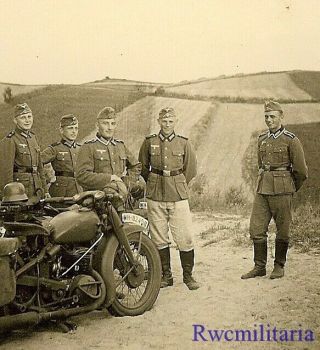 Fantastic Wehrmacht Soldiers On Road By Stopped Motorcycles (wh - 82458)