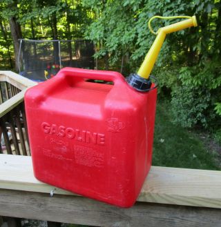 Vintage Chilton P500 Vented Red Plastic 5 Gallon Gas Can Made In Usa