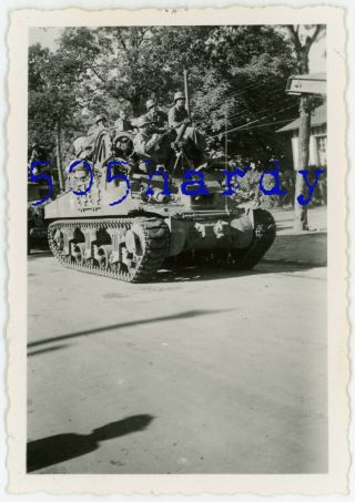 Wwii Us Gi Photo - Gis On 5th Armored Division Marked Sherman Tank Chantilly