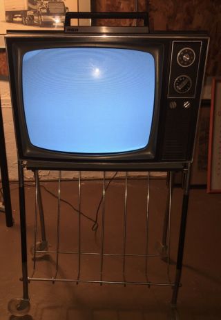 RCA VINTAGE 1974 TELEVISION 14” B&W TV RETRO FAUX WALNUT AS151W WITH STAND - 2