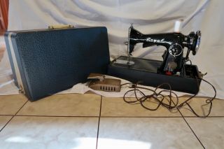 Vintage Portable Royal “deluxe” Sewing Machine Made In Japan