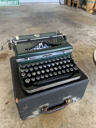 1936 - 1937 Royal De Luxe Typewriter Serial A88 - 526079 Green Spanish Keys