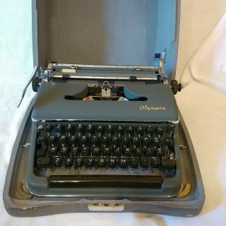 Vintage Olympia The Sm3 De Luxe Portable Typewriter W/case