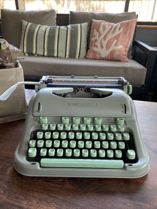 Vintage Hermes 3000 Portable Sea Foam Typewriter W/key Made In Switzerland