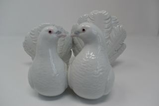 Vintage Lladro Kissing White Doves Porcelain Figurine 1169 " Love Birds "