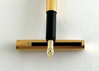 Alfred Dunhill Gemline Gold Barleycorn Fountain Pen.  14k M Nib.