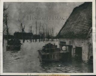 1945 Press Photo Us Army Vehicles Move Thru Flooded Village During Wwii,  Holland
