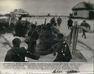 1942 Press Photo Russian Machine Gun Crew Advances On World War Ii Battlefield