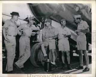 1944 Press Photo Officers Rest In The Shade Of A B - 29 Superfortress On Saipan