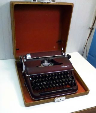 Vintage Olympia Sm - 3 Deluxe Burgundy Portable Typewriter Germany W/ Tweed Case