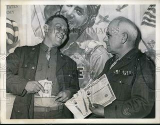 1942 Press Photo Pvt John J Mondolowski & Commander Lt Col James R Boyd