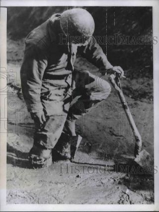1944 Press Photo An American Soldier Digs Through The Mud In Italy - Nem15278