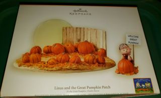 Hallmark Linus And The Great Pumpkin Patch Halloween Ornament & Display 2006