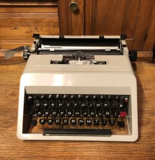 Vintage Olivetti Studio 45 Typewriter W/factory Case