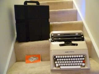 Vintage Olivetti Lettera 35 Portable Typewriter & Case - Cond