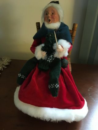 Byers Choice Caroler Red Mrs Claus Knitting Sitting On Wooden Rocking Chair