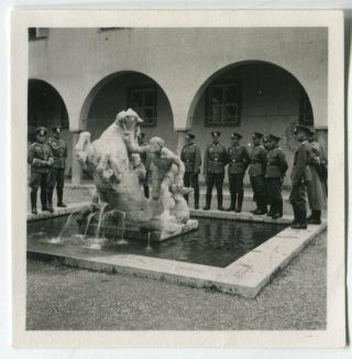 German Wwii Small Photo: Wehrmacht Military Looking At The Statue
