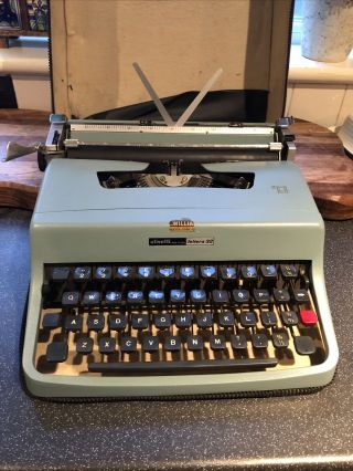 Vintage Olivetti Lettera 32 Portable Typewriter In Carry Case