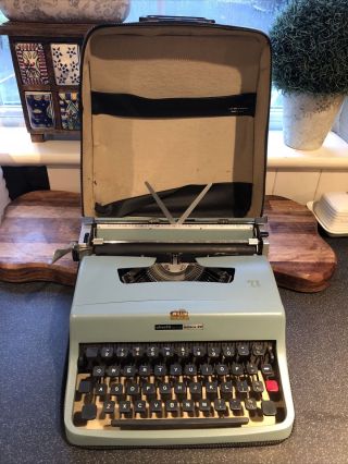 Vintage OLIVETTI Lettera 32 Portable TYPEWRITER In Carry Case 2