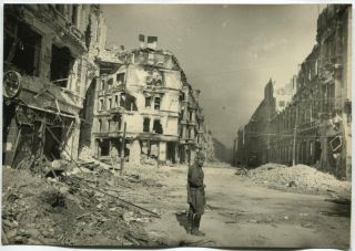 Wwii Press Photo: Russian Soldier On Ruined Berlin Street,  May 1945