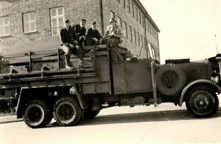 Ww2 Snapshot Soldiers Posing On Nazi German Icm Krupp Lg3000 Truck 1g7